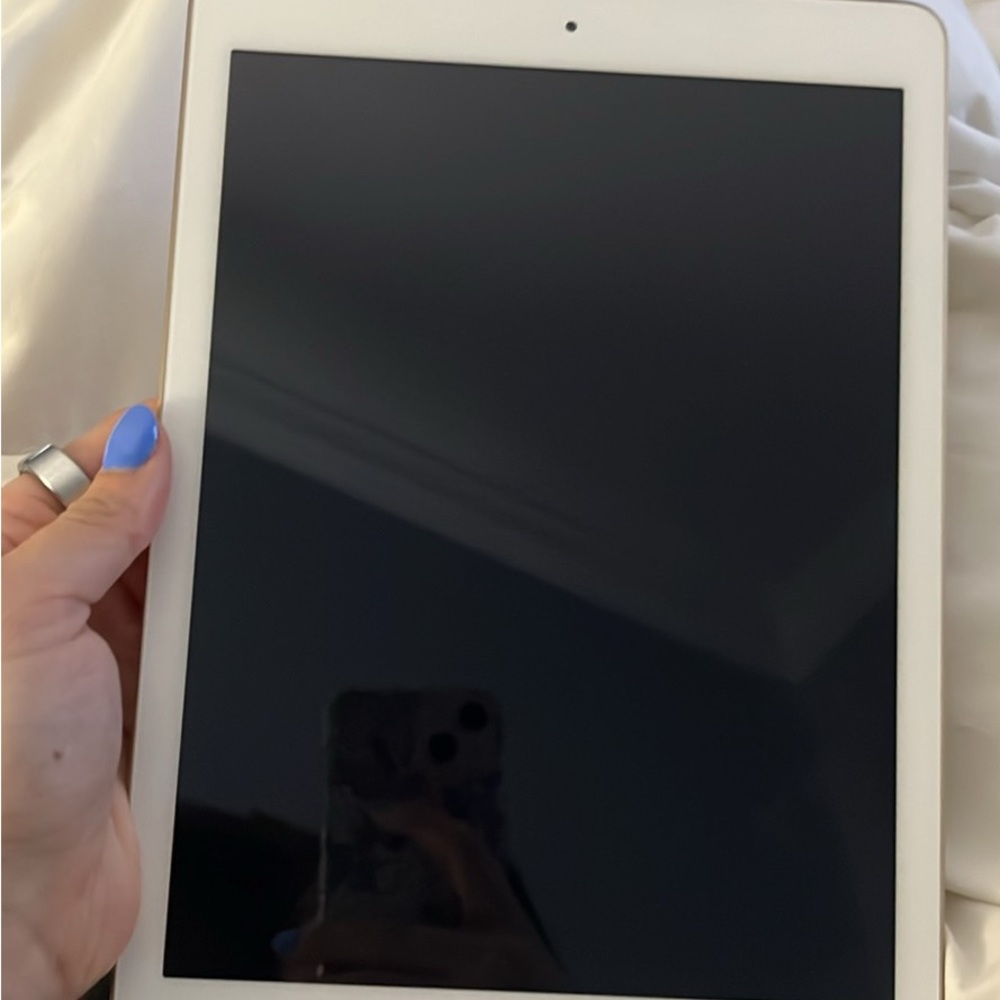 IPad 5th generation White Tablet